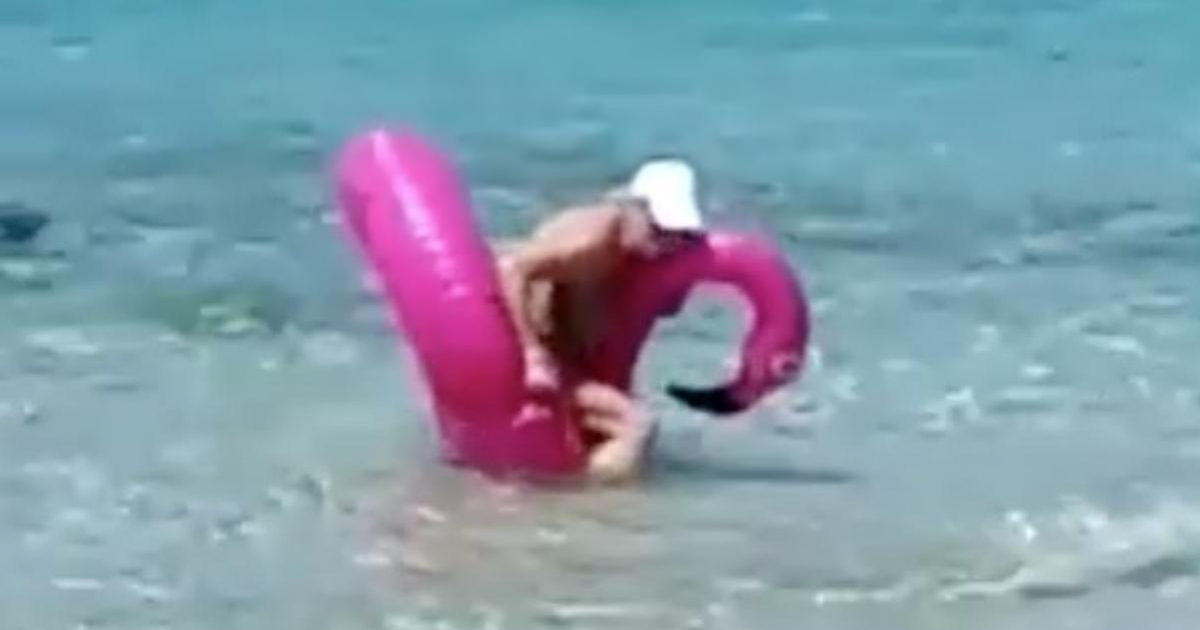 La grand-mère en bikini est coincée dans un jouet gonflable. Mais au lieu de l’aider, sa fille ne peut plus s’arrêter d’hurler de rire en la filmant!