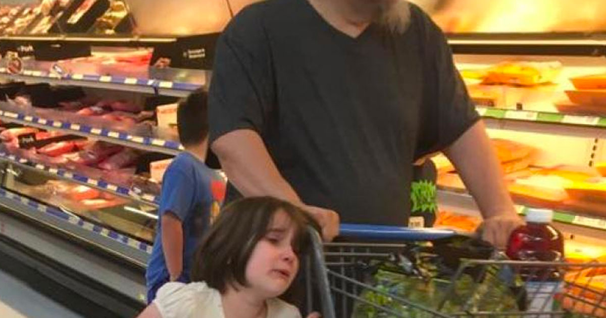 Une femme voit une fillette pleurer dans un magasin, quand elle regarde la main du père, elle est révoltée!
