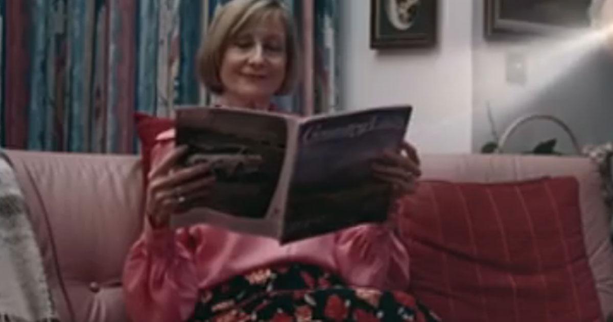 Cette femme lit un magazine, mais quand on voit ce qui lui sert de lampe, c’est troublant!