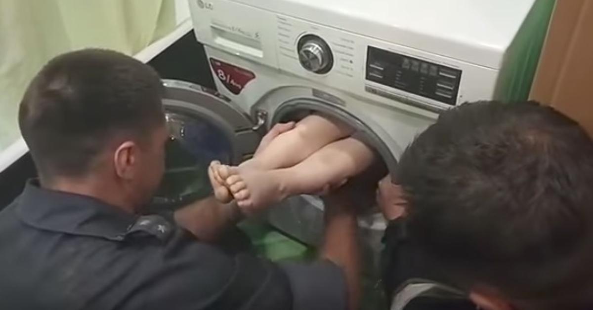 Les hommes voient les 2 jambes pâles de l’enfant dépasser de la machine à laver. Ils tirent dessus et ne peuvent pas croire ce qu’ils voient.