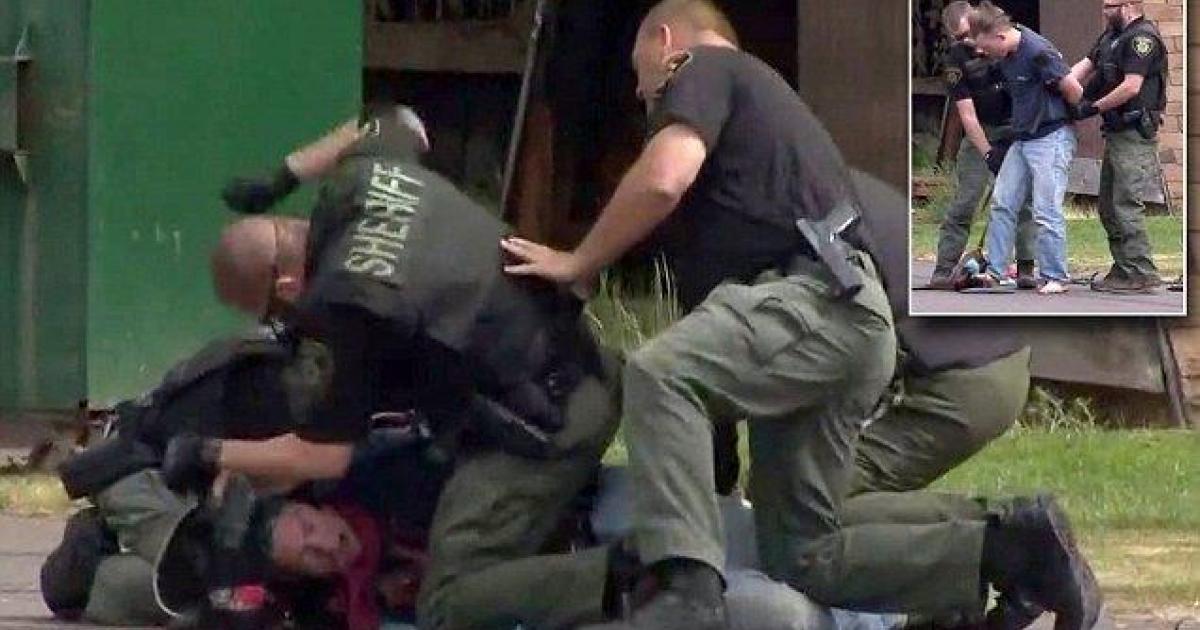 Un policier est filmé en train de frapper sauvagement un sans-abri au sol