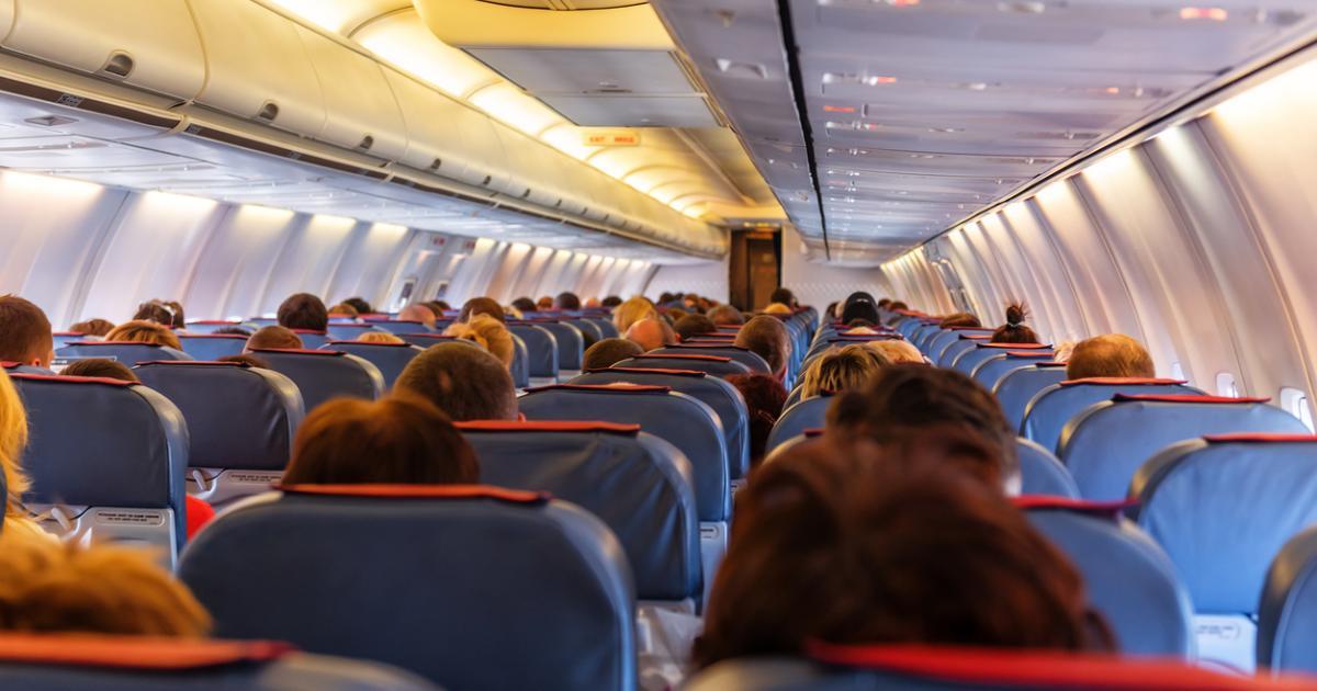 Des passagers d’un avion vomissent et s’évanouissent par manque d’air climatisé.