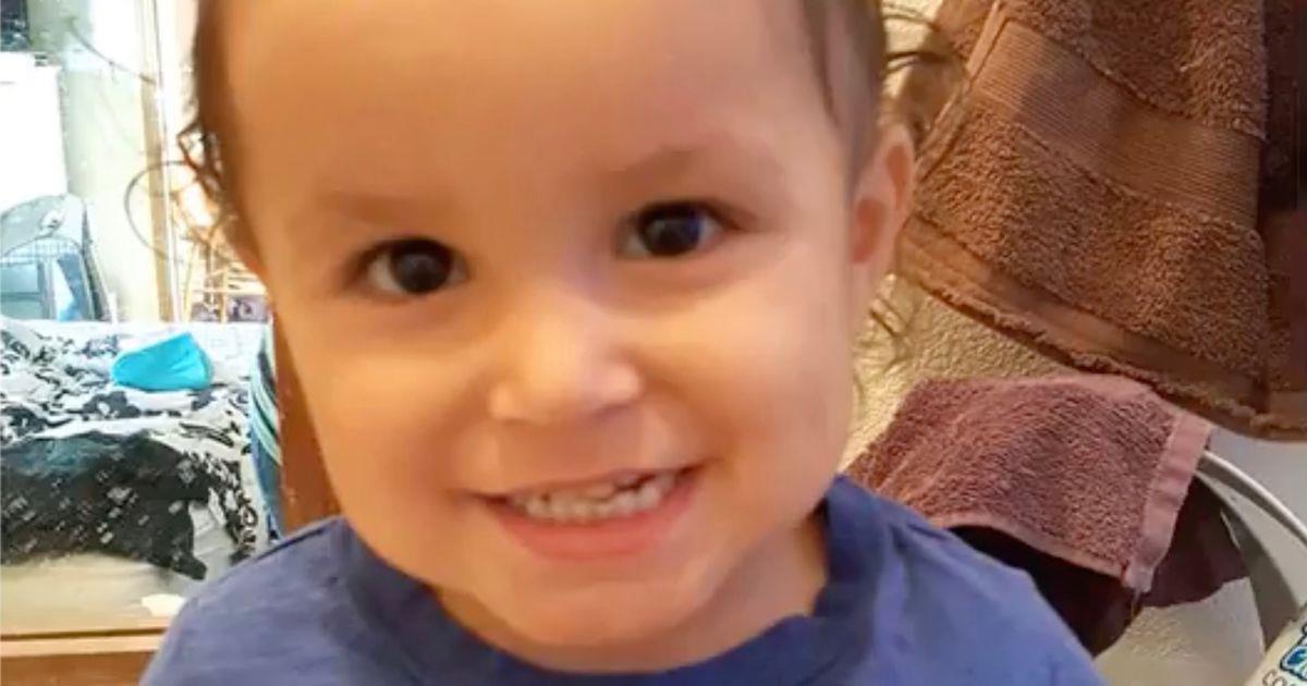 Une mère bat son fils de 2 ans à mort avec une ceinture cloutée.