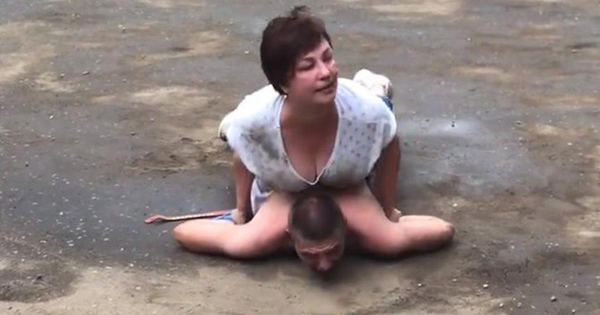 Une femme utilise ses seins afin de maitriser un voleur.
