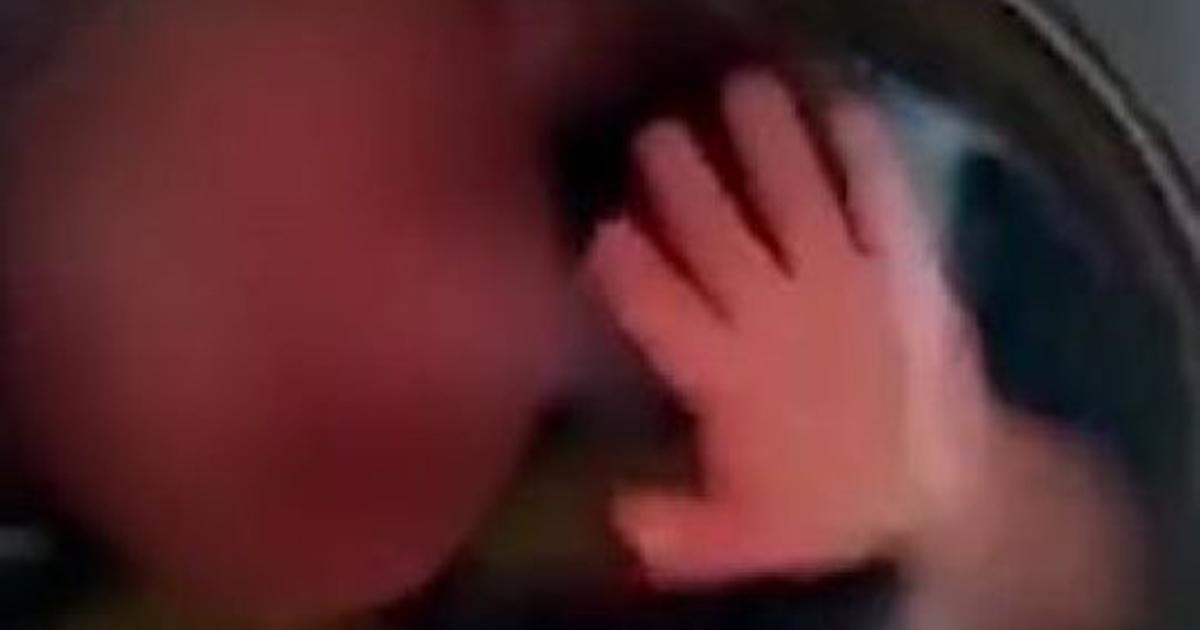 Un babysitter enferme un enfant dans la laveuse et publie la vidéo sur les médias sociaux