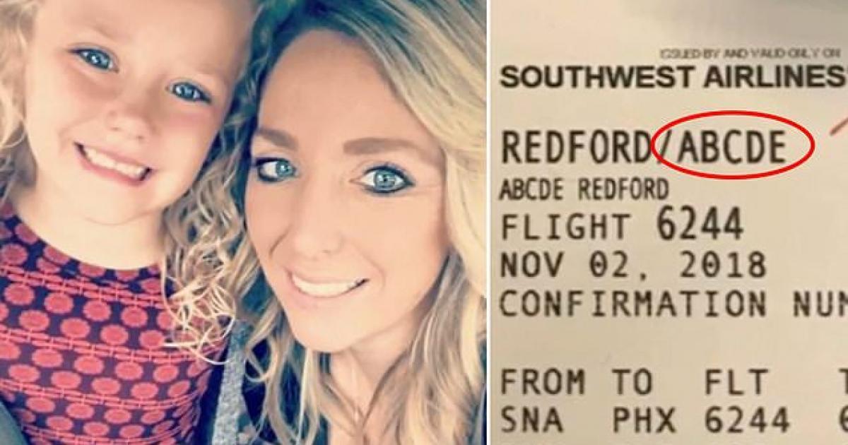 Une mère furieuse alors qu’un employé d’une compagnie d’aviation se moque du prénom de sa fille.