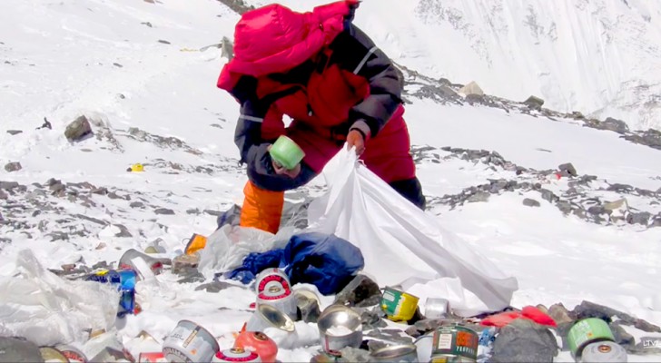 Le plus haut sommet du monde est un tas de détritus : l’Everest détruit par la présence assidue de l’homme