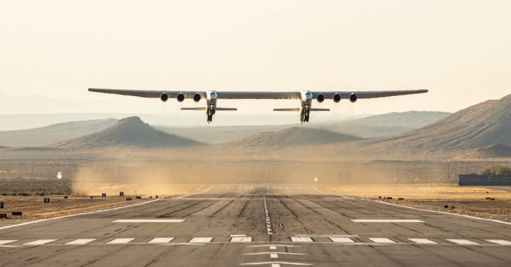 Le plus grand avion du monde réussit son baptême de l’air