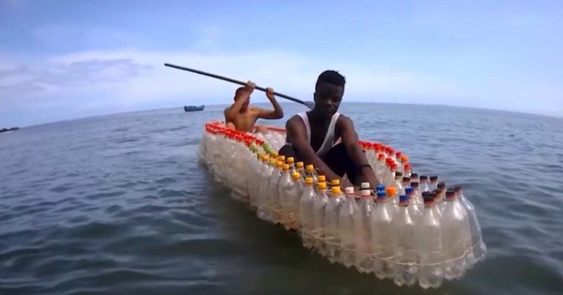 Cameroun : une association construit des pirogues avec des bouteilles en plastique