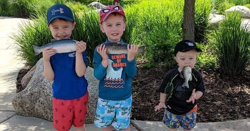 Un enfant a créé le buzz après la diffusion d’une photo de lui un poisson dans la bouche à côté de ses frères