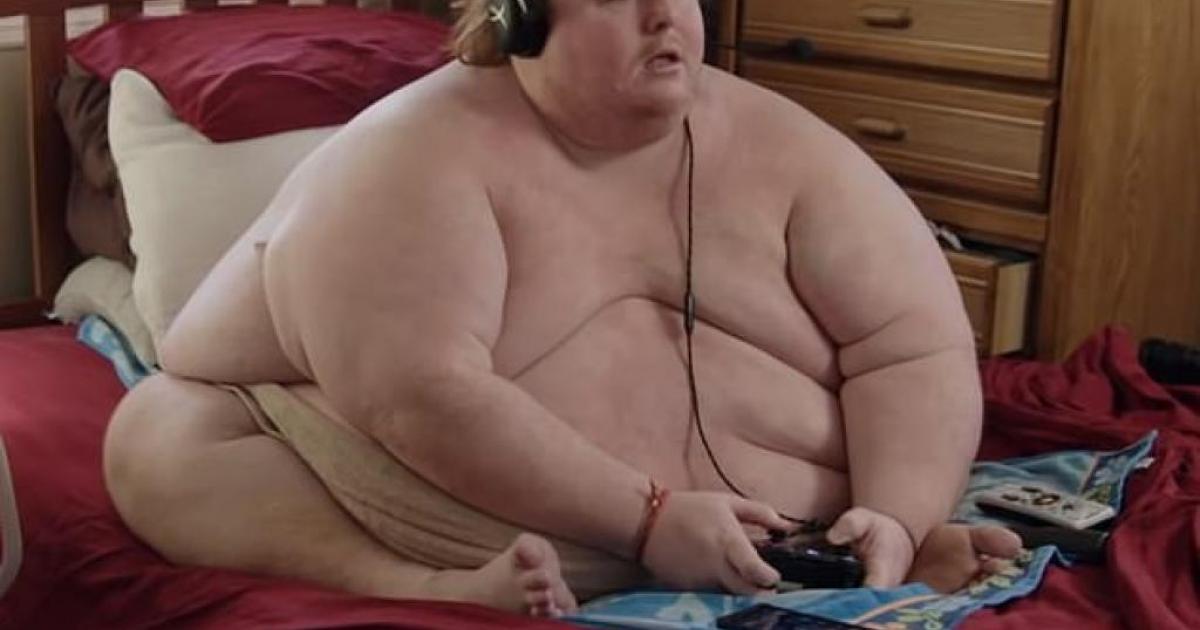 À 315 kilos, il passe ses journées à jouer aux jeux vidéos et soit père doit lui essuyer les fesses.