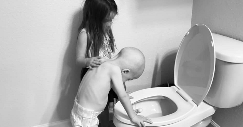 Cette photo d’une fillette réconfortant son petit frère atteint d’un cancer attendrit les internautes