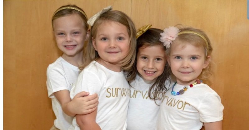 Quatre petites filles se réunissent pour une photo après avoir vaincu ensemble le cancer dans le même hôpital