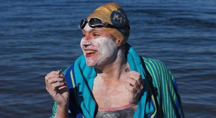 Après avoir vaincu le cancer, elle traverse la Manche à la nage 4 fois sans s’arrêter et bat tous les records