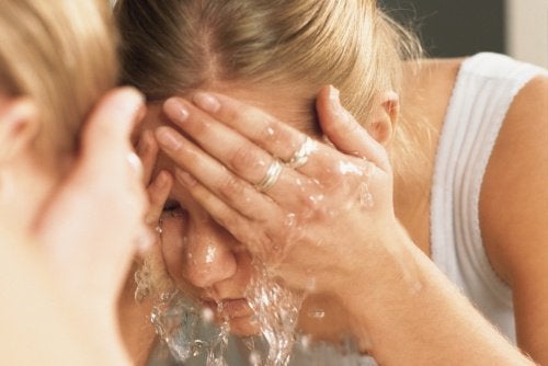 8 erreurs au moment de se laver le visage — Améliore ta Santé