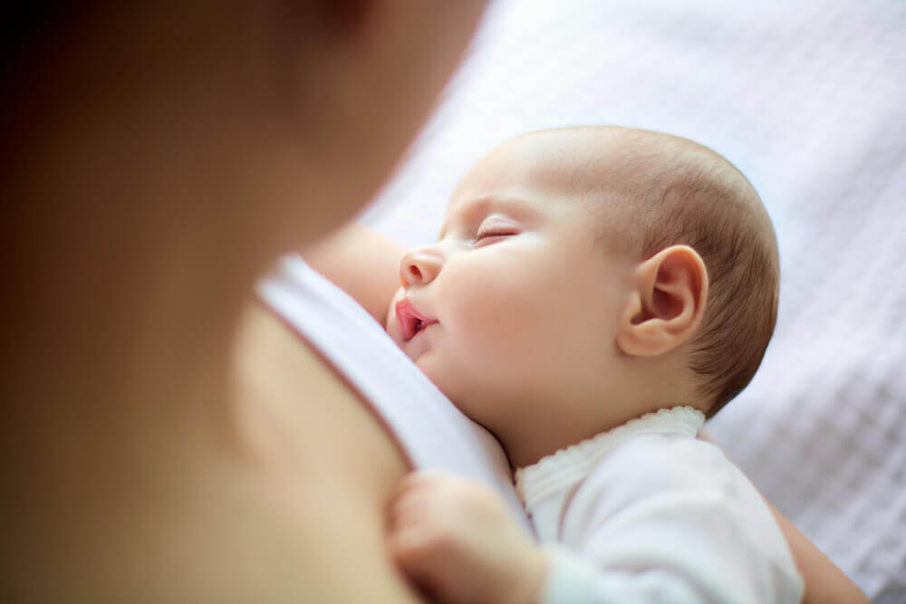 Pourquoi certains bébés s’endorment seulement lorsqu’ils sont proches de leur mère — Améliore ta Santé