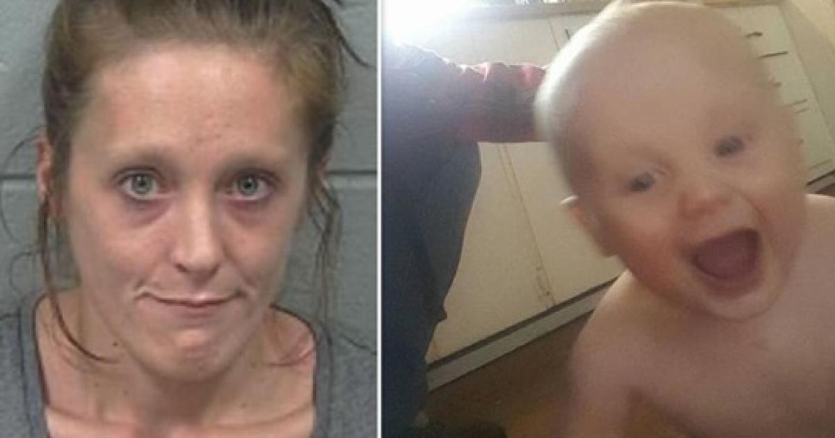 La mère accusée d’avoir tué son bébé à l’héroïne fait un doigt d’honneur lors de son procès.