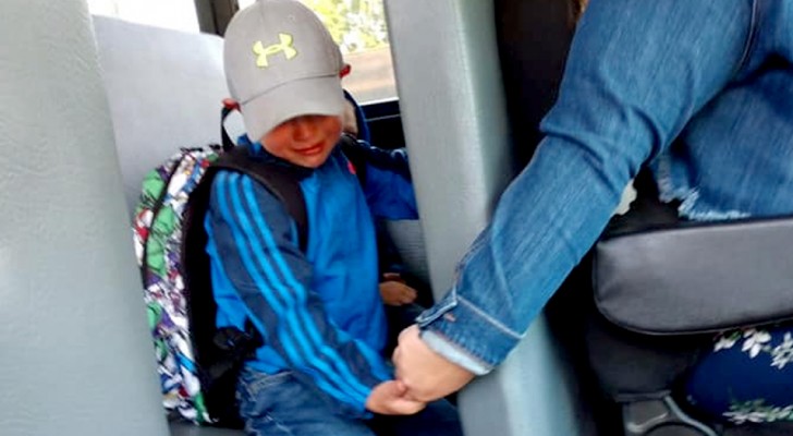 La conductrice du bus scolaire serre la main de cet enfant en pleurs pour son premier jour à l’école