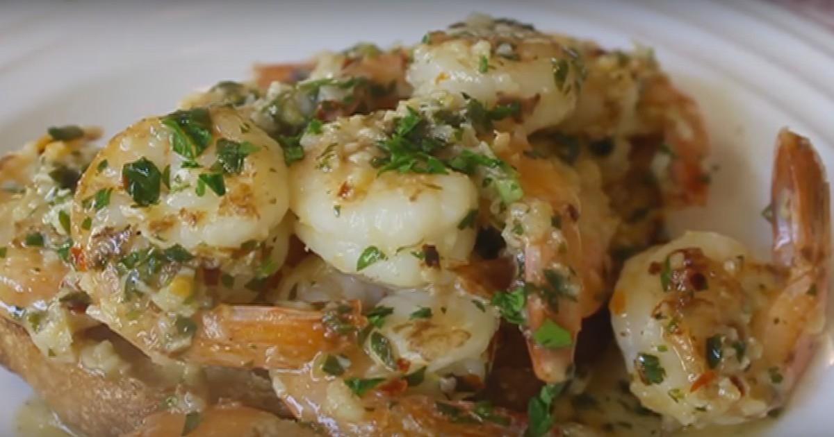 Ces crevettes à l’ail se cuisinent avec une cuillère à soupe de saumure de câpres qui change tout!