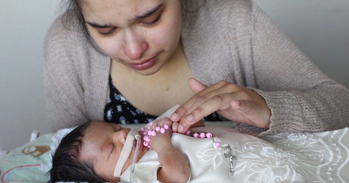 Une femme enceinte frappé à l’estomac pendant un cambriolage à la maison est obligé de dire au revoir à sa petite fille