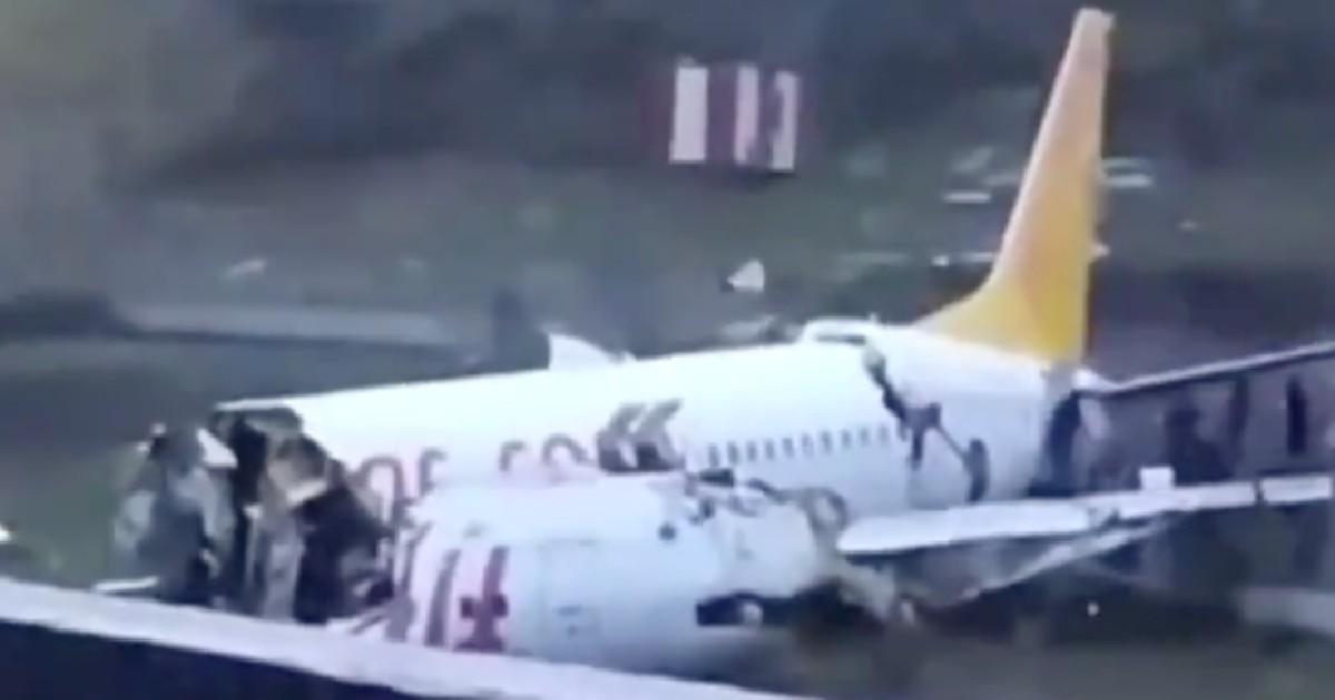 Un avion de ligne se brise littéralement en deux après une sortie de piste à l’atterrissage