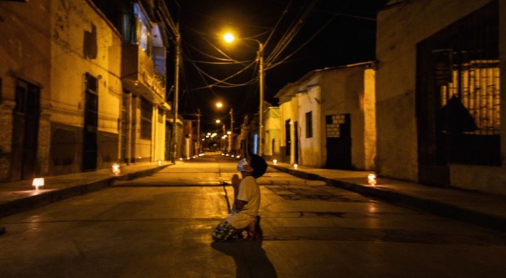 Un garçon de 6 ans prie à genoux dans une rue déserte : son vœu est que le coronavirus cesse