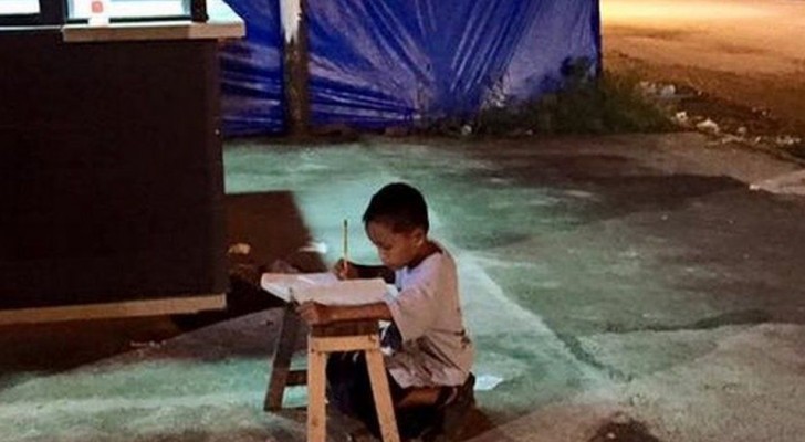 Il n’a pas d’électricité à la maison et est pauvre : le garçon de 9 ans fait ses devoirs dans la rue sous la lumière d’une enseigne