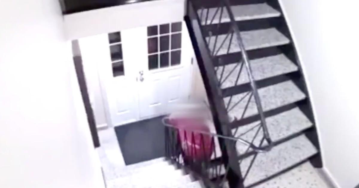 Une femme filmée en train de répandre sa morve sur la rampe de son immeuble à logements.