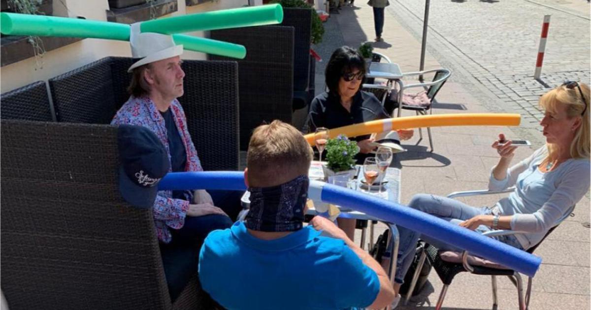 Un café offre aux clients des chapeaux ornés de nouilles de piscine pour respecter la distanciation physique
