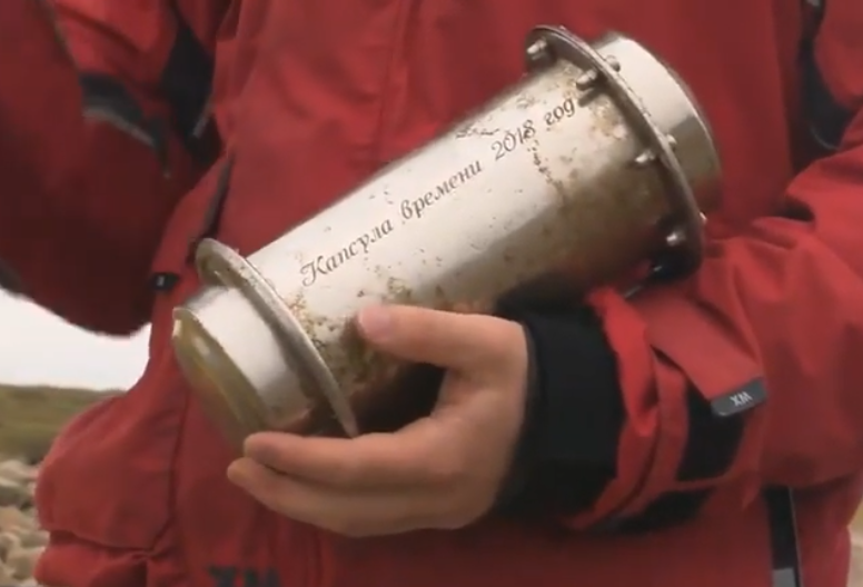 Une capsule temporelle déposée dans les glaces de l’Arctique il y a deux ans a refait surface !