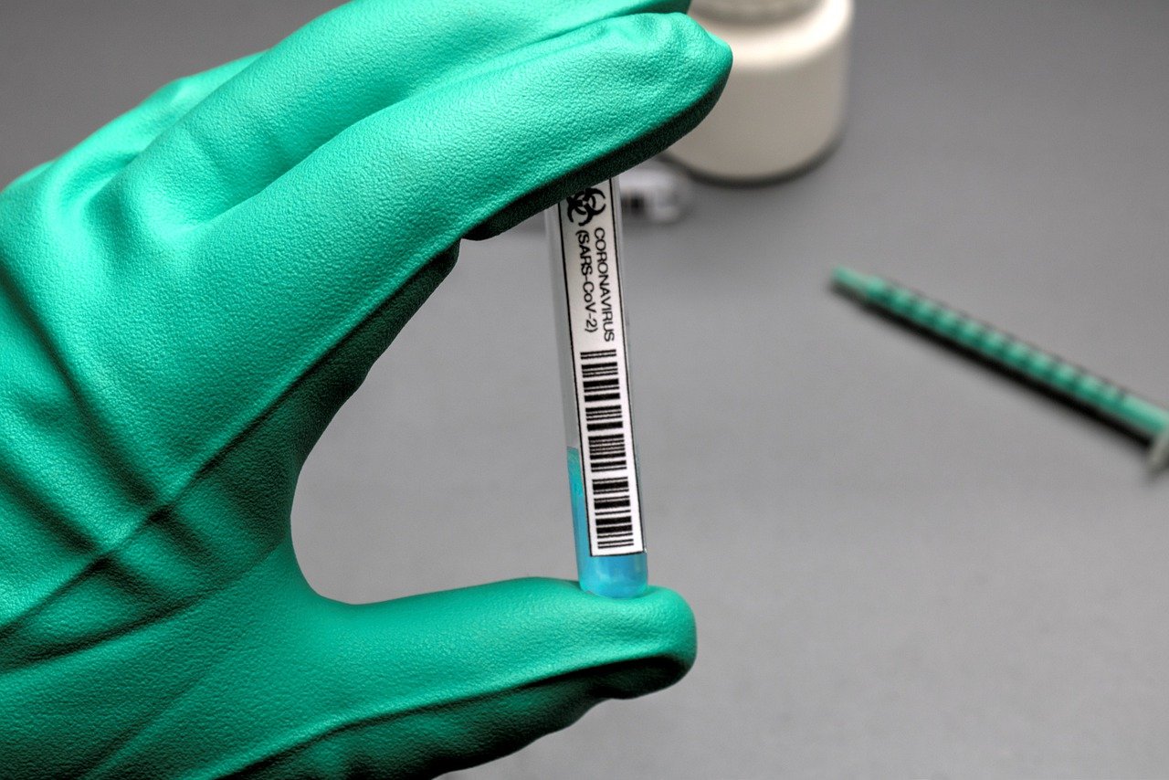 COVID-19 : un vaccin “efficace à 90%” dans un essai de phase 3