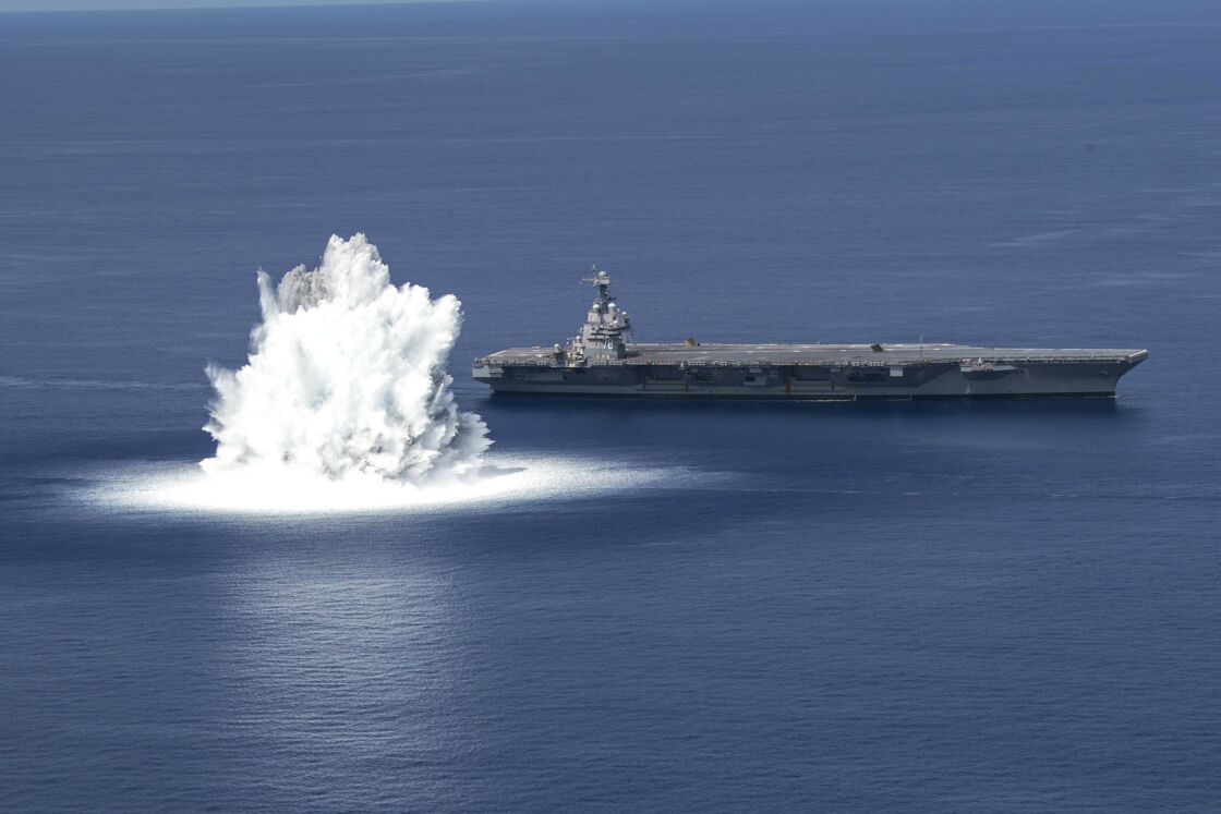 VIDÉO : L’US Navy déclenche une explosion près de son nouveau porte-avions