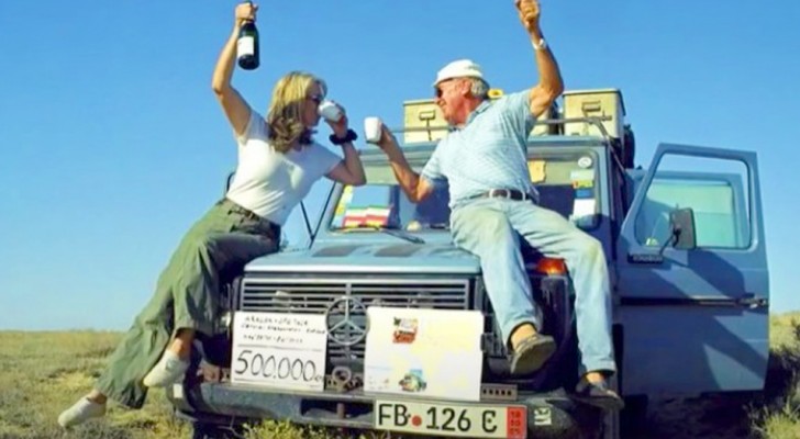 Ce couple de personnes âgées a visité 177 pays en 26 ans dans leur voiture