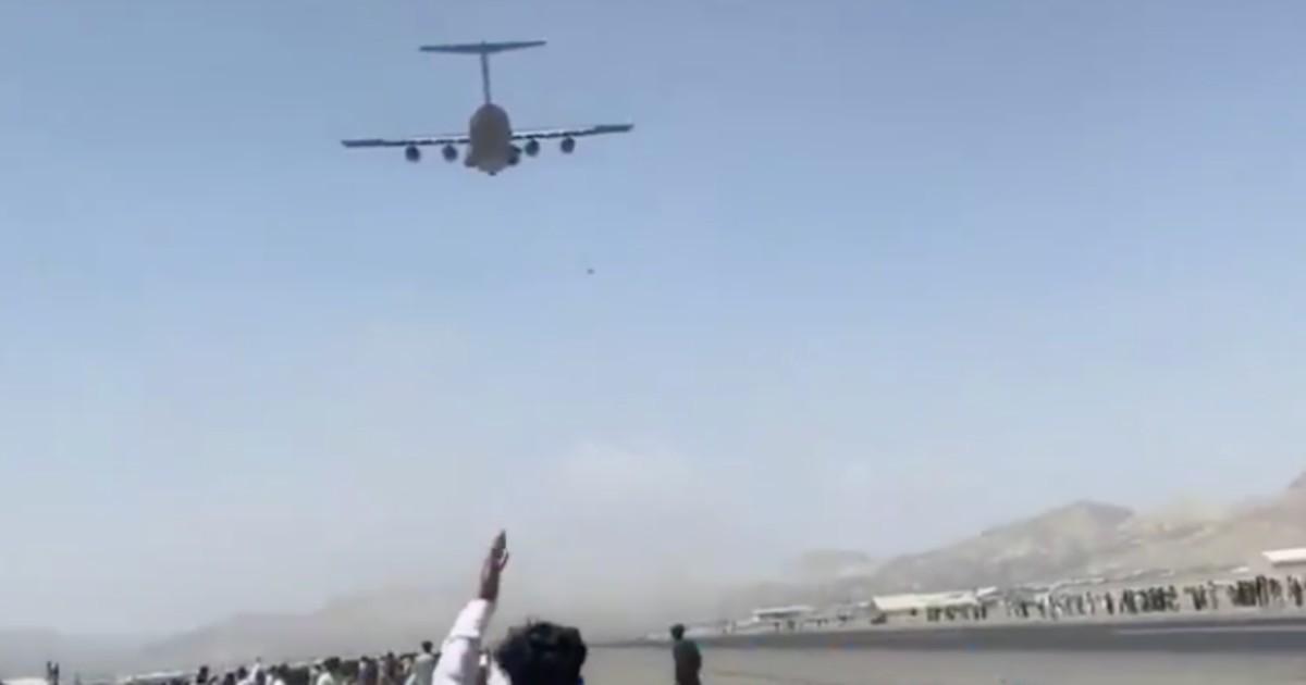 Des vidéos montrent des Afghans tombés d’un avion en plein vol