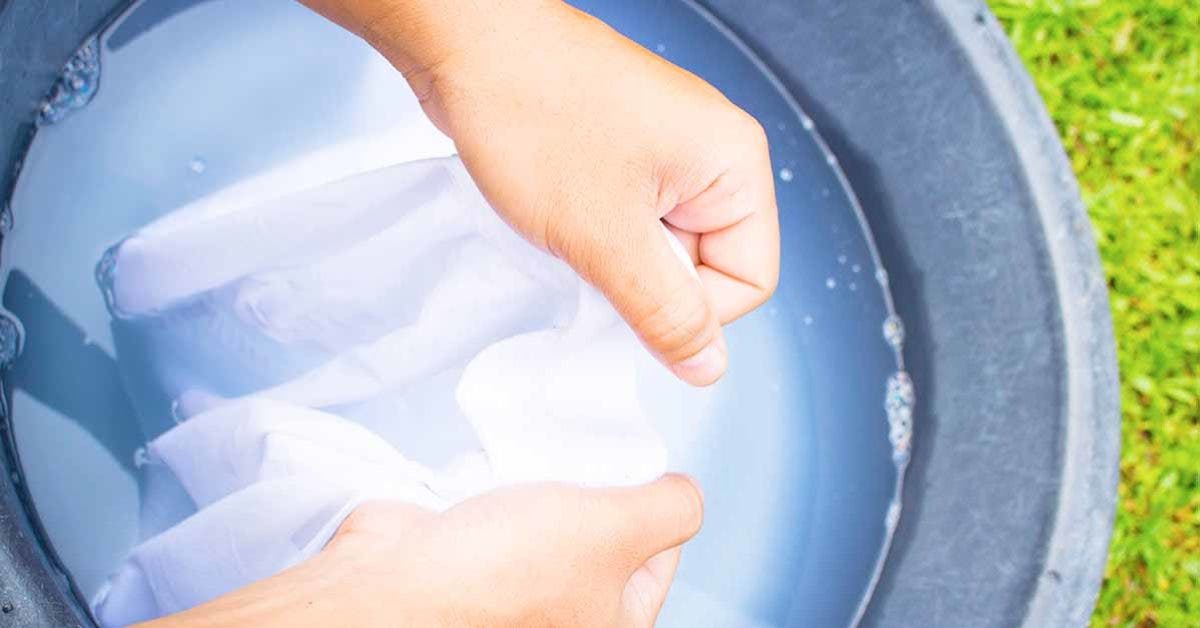 Comment avoir des vêtements étincelant de blancheur sans utiliser l’eau de javel ? 5 astuces simples et efficaces