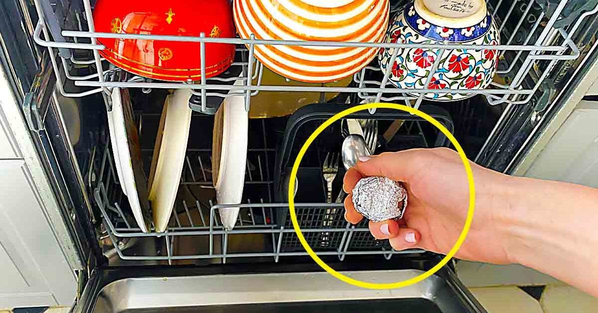 Pourquoi faut-il mettre une boule de papier aluminum dans le lave-vaisselle ?