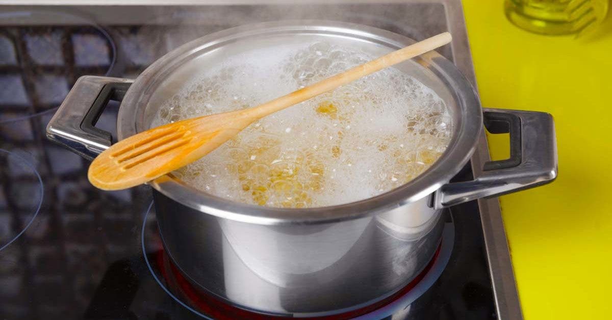 Pourquoi est-il indispensable de mettre une cuillère en bois au dessus de la casserole pendant la cuisson ? L’astuce qui change tout