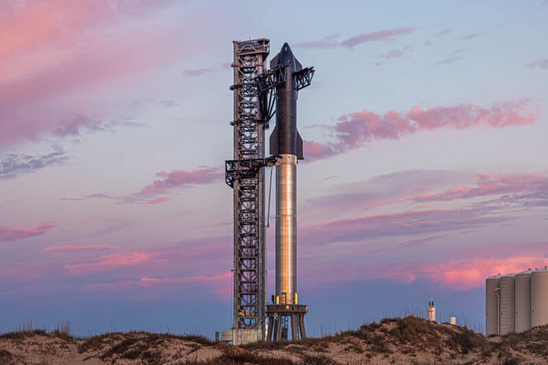 SpaceX dépose son lanceur à 33 moteurs sur sa rampe de lancement