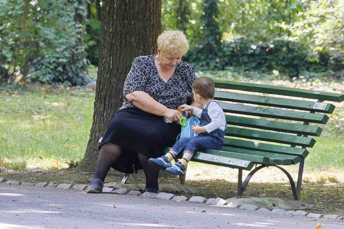 Une grand-mère facture 15 euros de l’heure pour s’occuper de son petit-fils et est étiquetée “avide” et “insensible”