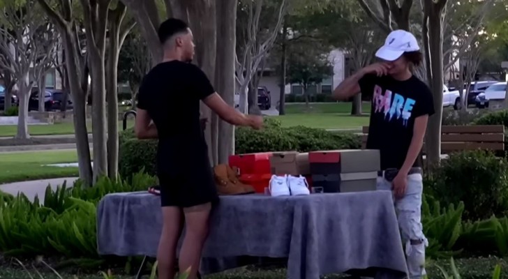 Il voit un adolescent vendre toutes ses chaussures pour aider sa sœur en difficulté : il lui offre plus qu’il n’en a besoin