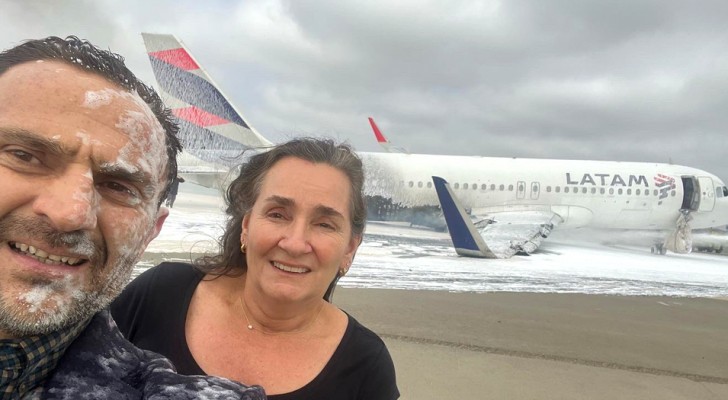 Un couple prend un selfie après avoir survécu à un accident d’avion