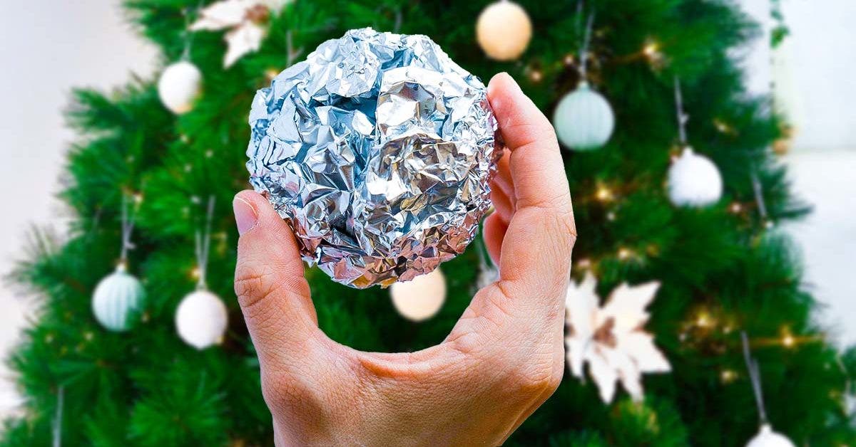 Pourquoi est-il important de mettre des boules de papier aluminium au pied du sapin de Noël ?