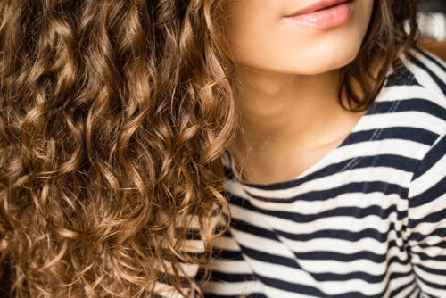 9 astuces pour onduler les cheveux sans utiliser de chaleur