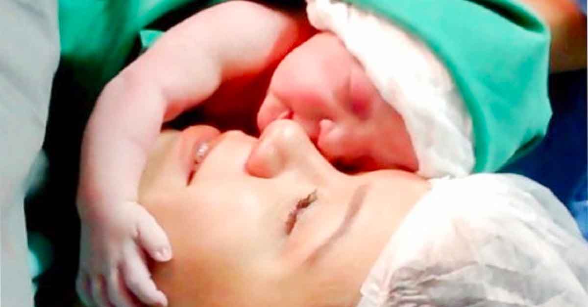 Un bébé embrasse sa maman quelques secondes après sa naissance : la photo fend le coeur de millions de personnes