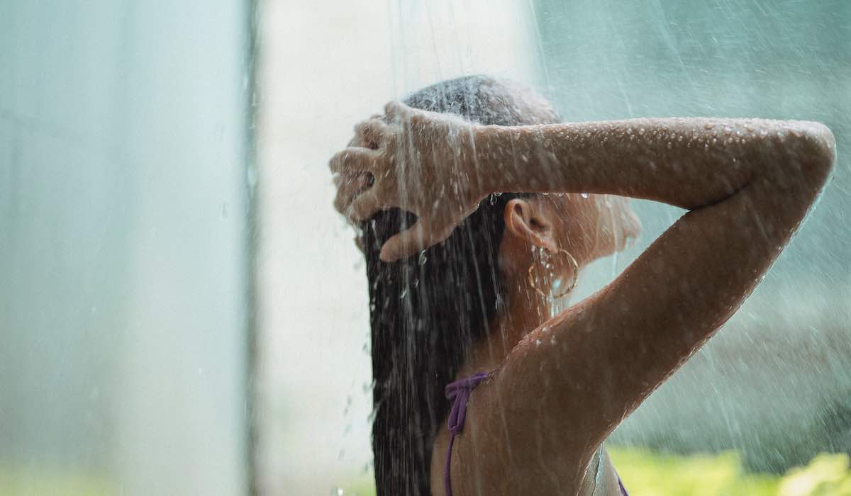 Un expert capillaire révèle à quelle fréquence vous devriez vous laver les cheveux et la réponse pourrait vous surprendre !